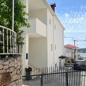 https://jurkas.hotels-in-trogir.com